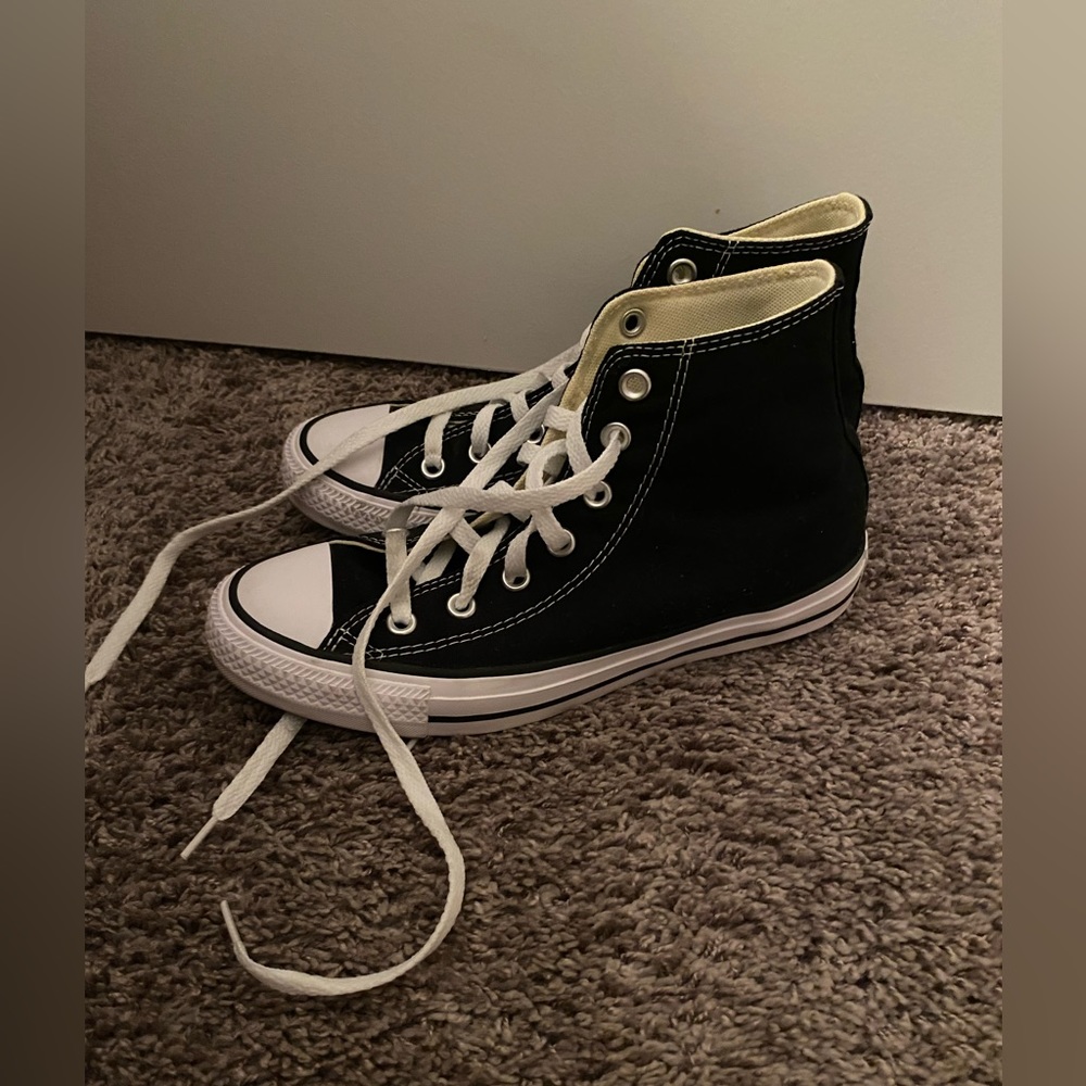 Black converse women’s 7.